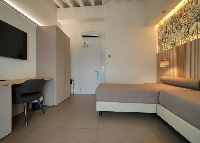 Palazzo Del Garda & فندق ديسينسانو ديل غاردا