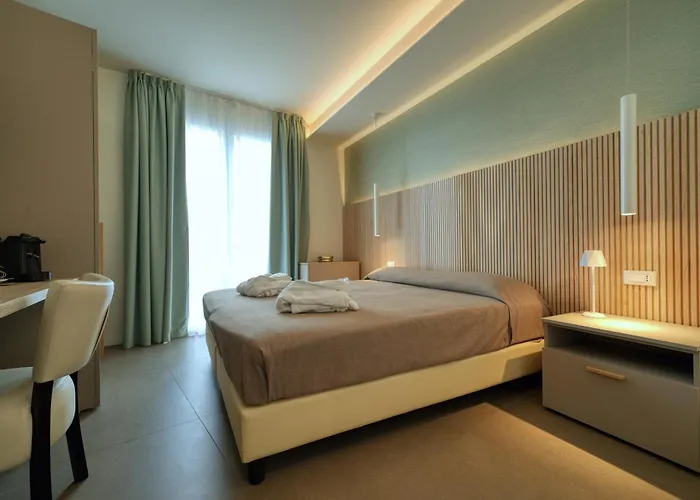 Palazzo Del Garda & فندق ديسينسانو ديل غاردا