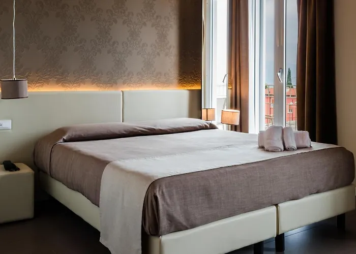 Palazzo Del Garda & فندق ديسينسانو ديل غاردا